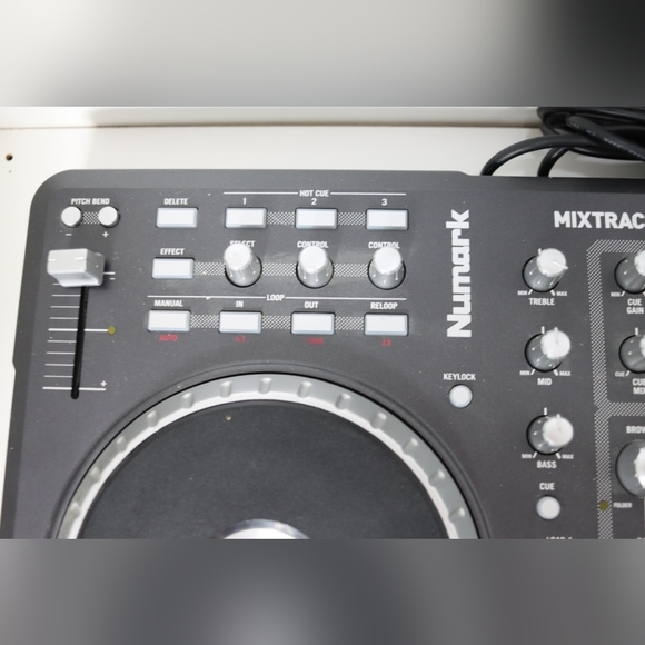 Numark Mixtrack Pro DJ Controller - Picture 2 of 8